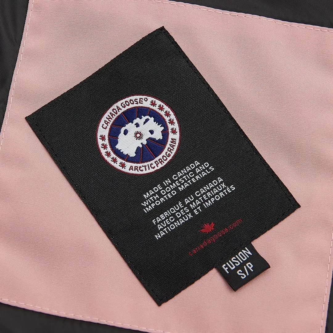P360 Pink] Canada Goose Canada Goose #Freestyle Crew 4154M Men’s and Women’s Vest Down# ➖ Genuine synchronous anti-counterfeiting chip sensor! ➖ Imported Behringer embroidery machine to customize 10,000-needle embroidery logo! ➖ Imported 21-count polyester-cotton blended original fabric, using Feather-Light 10D waterproof coating fabric, made of 84.5% polyester fiber and 15.5% cotton, 100% the best feel in the entire network! ➖ The genuine official website uses the national standard 80 white duck down, and will never be misled by false claims such as 90 down or goose down! ➖ 100% nylon nylon lining with double double-layer sealing design to prevent velvet from running away. Top-grade polar fleece is used in the collar and pockets to keep warm and comfortable! ➖ Yoshida YKK provides original custom-made electroplated sliders. YKK two-way lockable zippers are tight and smooth and will not peel off paint! ➖ 3M composite original Velcro is durable, and all accessories and hardware are disassembled and customized! ⛔No slander, no exaggeration, no need for too much copywriting, because it is focused, it is professional!  SIZE: XS S M L [Attached: Size chart]